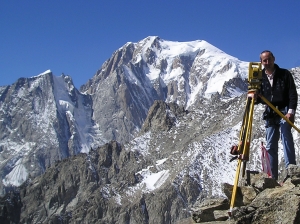 Sullo sfondo la vetta del Monte Bianco 